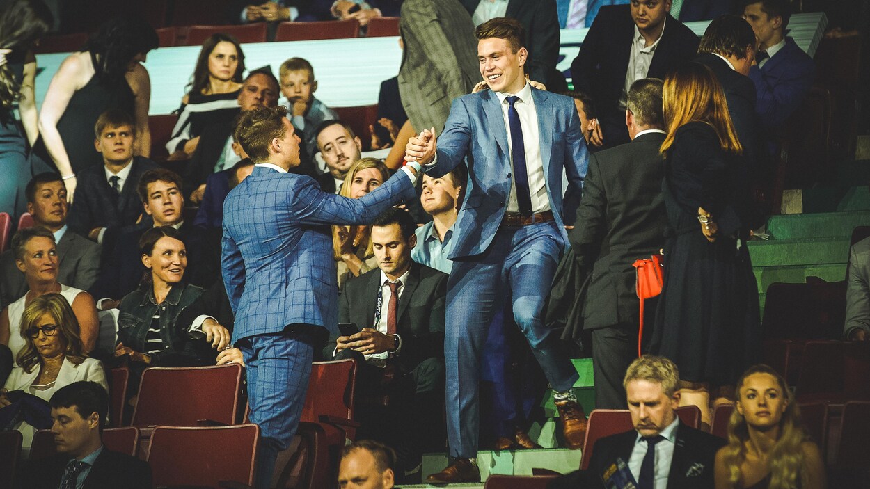 Samuel Poulin réagit à sa sélection par les Penguins de Pittsburgh, le 21 juin 2019, au Rogers Arena de Vancouver. Samuel Poulin réagit à sa sélection par les Penguins de Pittsburgh, le 21 juin 2019, au Rogers Arena de Vancouver.