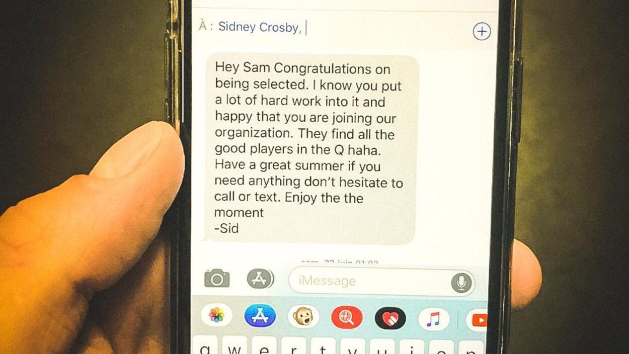 Samuel Poulin tient son cellulaire, sur lequel apparaît le message texte que lui a envoyé Sidney Crosby. Samuel Poulin tient son cellulaire, sur lequel apparaît le message texte que lui a envoyé Sidney Crosby.
