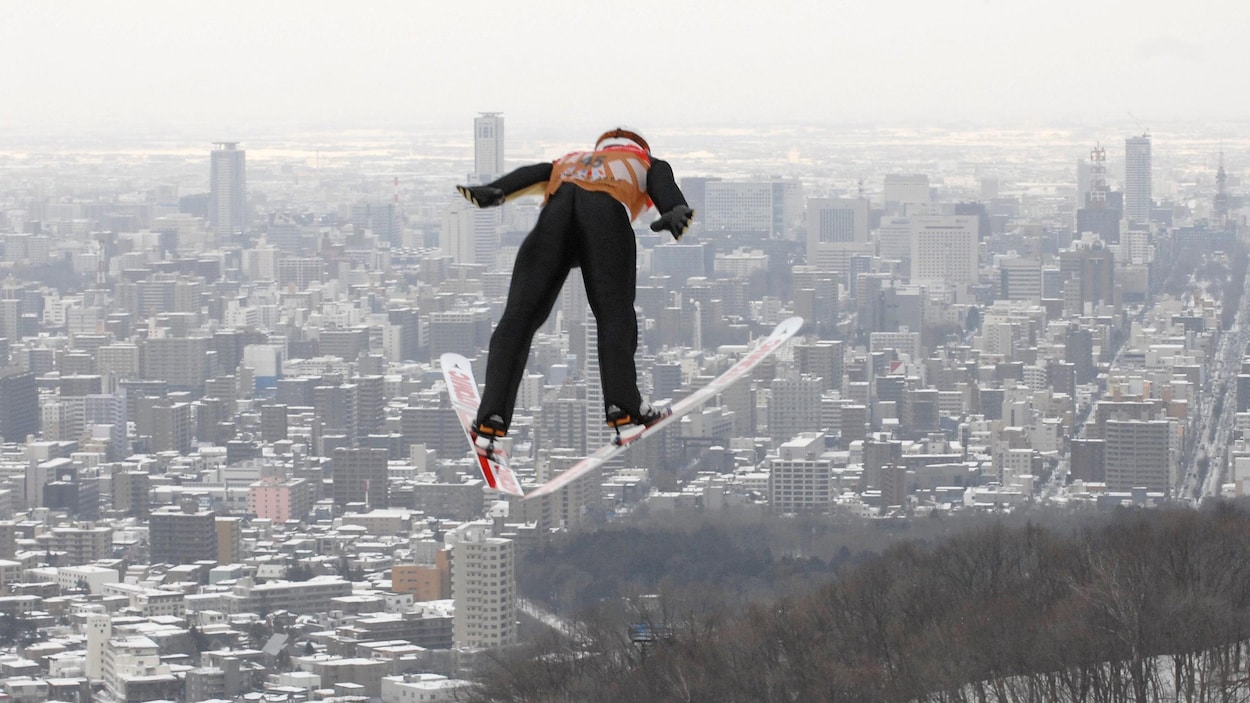 Un sauteur est dans les airs.