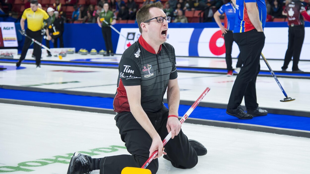 Scott McDonald de l'Ontario réagit après avoir lancé une pierre