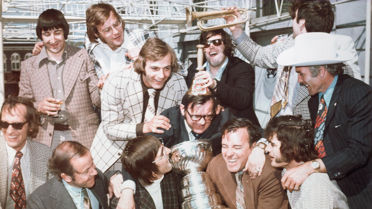 La joie était au rendez-vous pour célébrer la première Coupe Stanley de Bowman avec le Canadien. La joie était au rendez-vous pour célébrer la première Coupe Stanley de Bowman avec le Canadien.