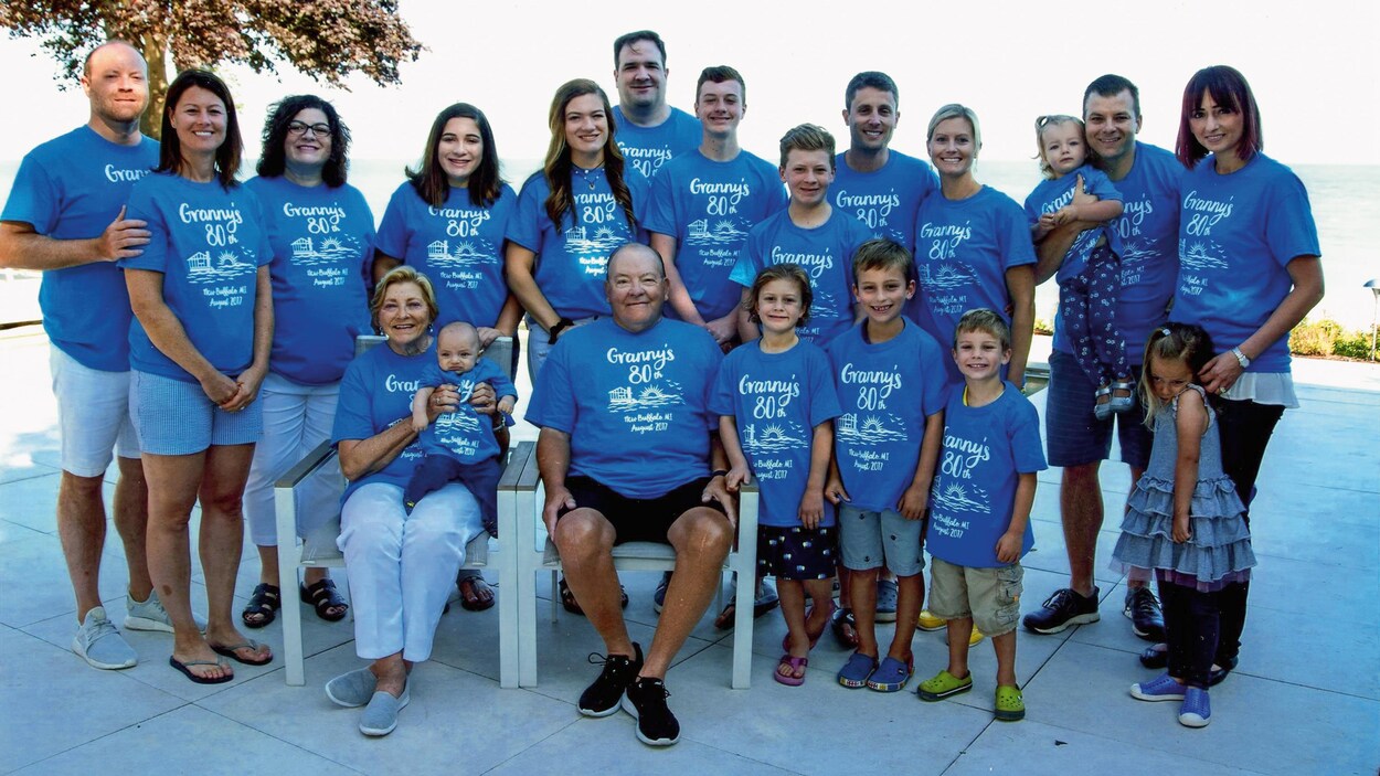 Scotty Bowman entouré de sa famille au mois d'août 2017 Scotty Bowman entouré de sa famille au mois d'août 2017