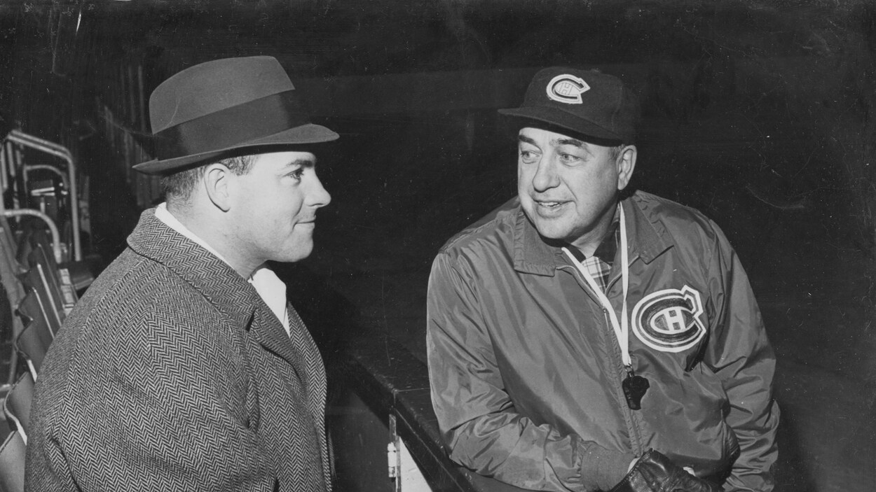 Scotty Bowman s'entretient avec Toe Blake, ancien joueur et entraîneur du Canadien de Montréal. Scotty Bowman s'entretient avec Toe Blake, ancien joueur et entraîneur du Canadien de Montréal.