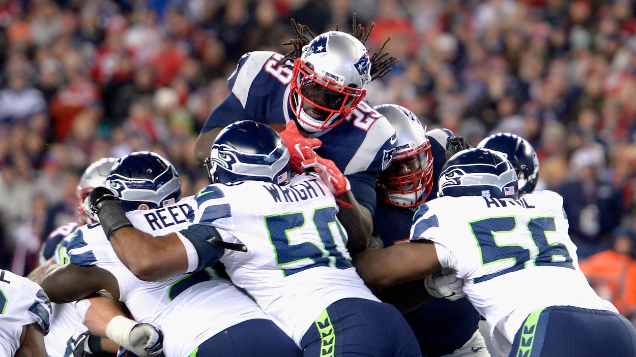 LeGarrette Blount des Patriots se fait arrêter par la ligne défensive des Seahawks de Seattle. LeGarrette Blount des Patriots se fait arrêter par la ligne défensive des Seahawks de Seattle.