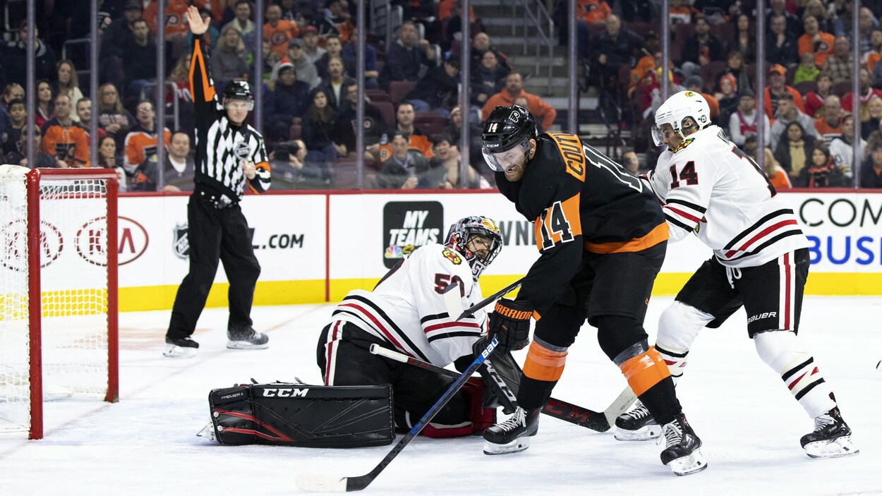 Sean Couturier déjoue le gardien Corey Crawford.