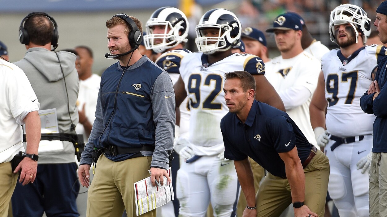 Sean McVay scrute le terrain pendant un match entre les Eagles de Philadelphie et les Rams à Los Angeles.
