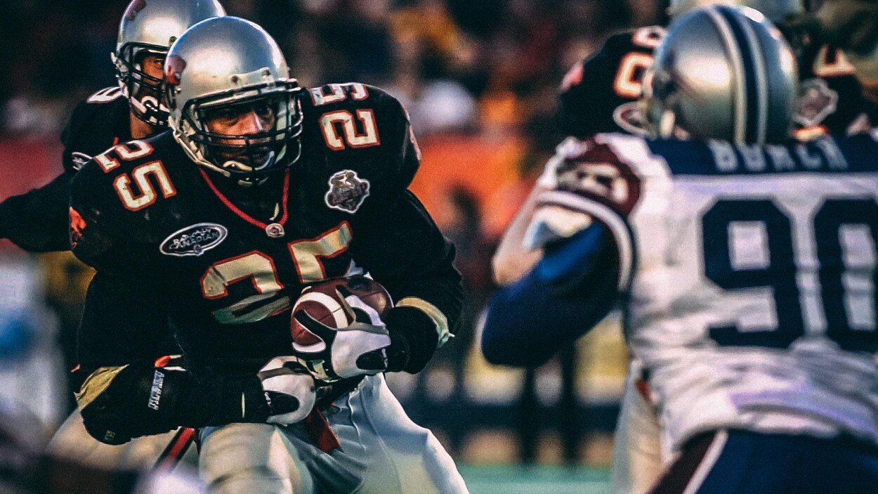 Le porteur de ballon des Lions de la Colombie-Britannique Sean Millington tente de se frayer un chemin à travers la défense des Alouettes de Montréal pendant le match de la Coupe Grey, en 2000. Le porteur de ballon des Lions de la Colombie-Britannique Sean Millington tente de se frayer un chemin à travers la défense des Alouettes de Montréal pendant le match de la Coupe Grey, en 2000.