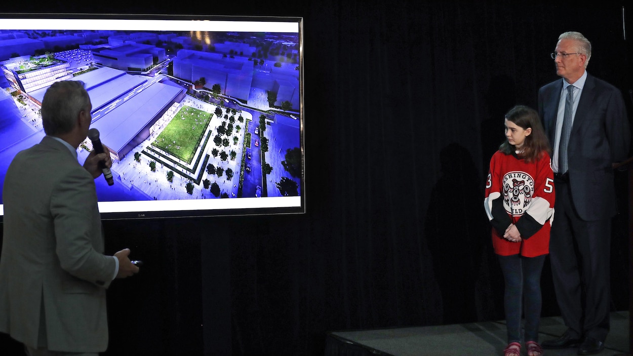 Le directeur de projet, Lance Lopes, à gauche, présente le dessin du futur centre d'entraînement, sous les yeux de Jaina Goscinski et de Tod Leiweke, chef de la direction du groupe d'investisseurs qui tente de faire l'acquisition d'une franchise de la LNH