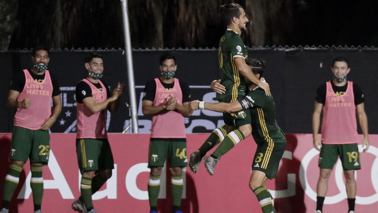 Il saute dans les bras de Diego Valeri pour célébrer son but.