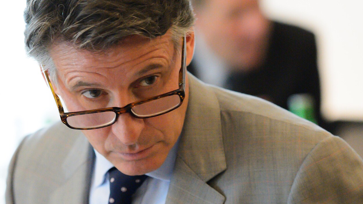 Sebastian Coe, président de la fédération internationale d'athlétisme (IAAF), regarde par dessus ses lunettes de lecture.