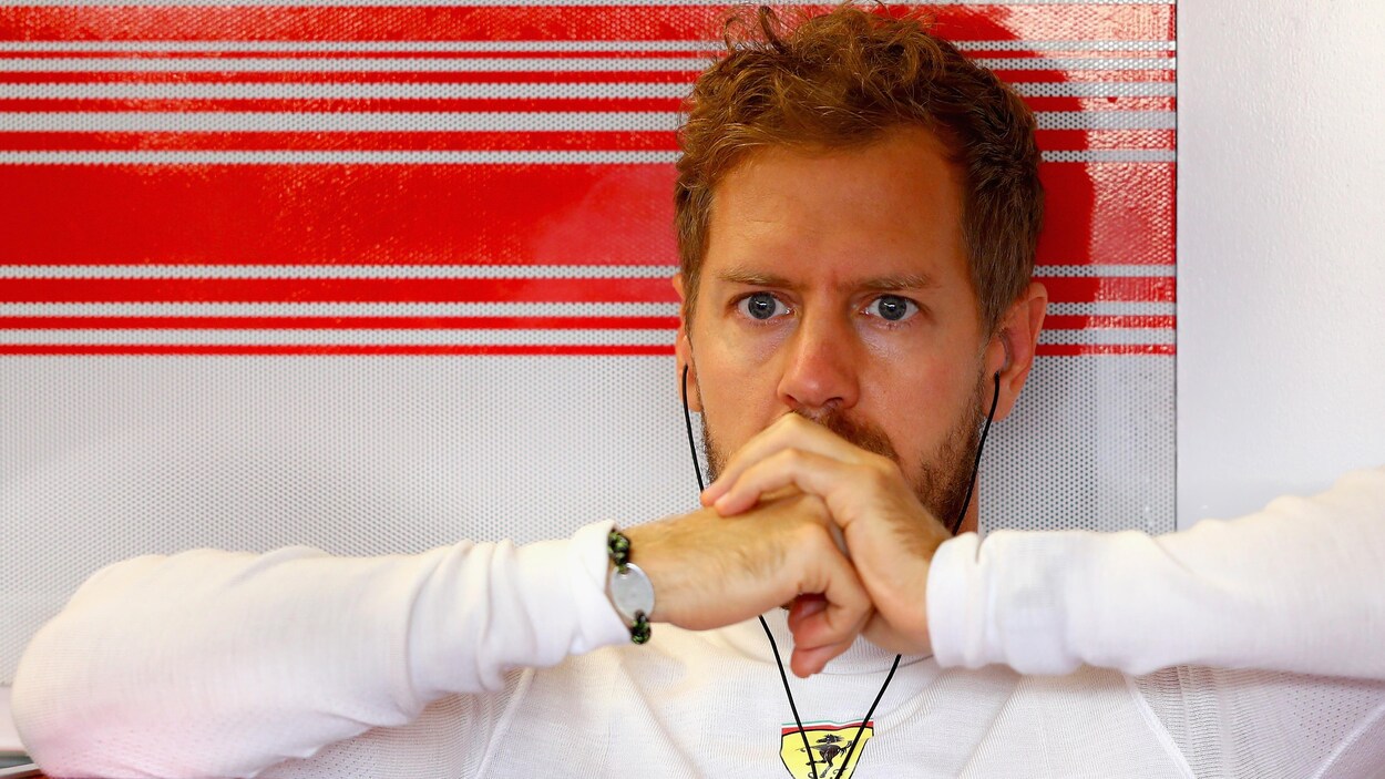 Il a l'air pensif dans le garage de Ferrari.