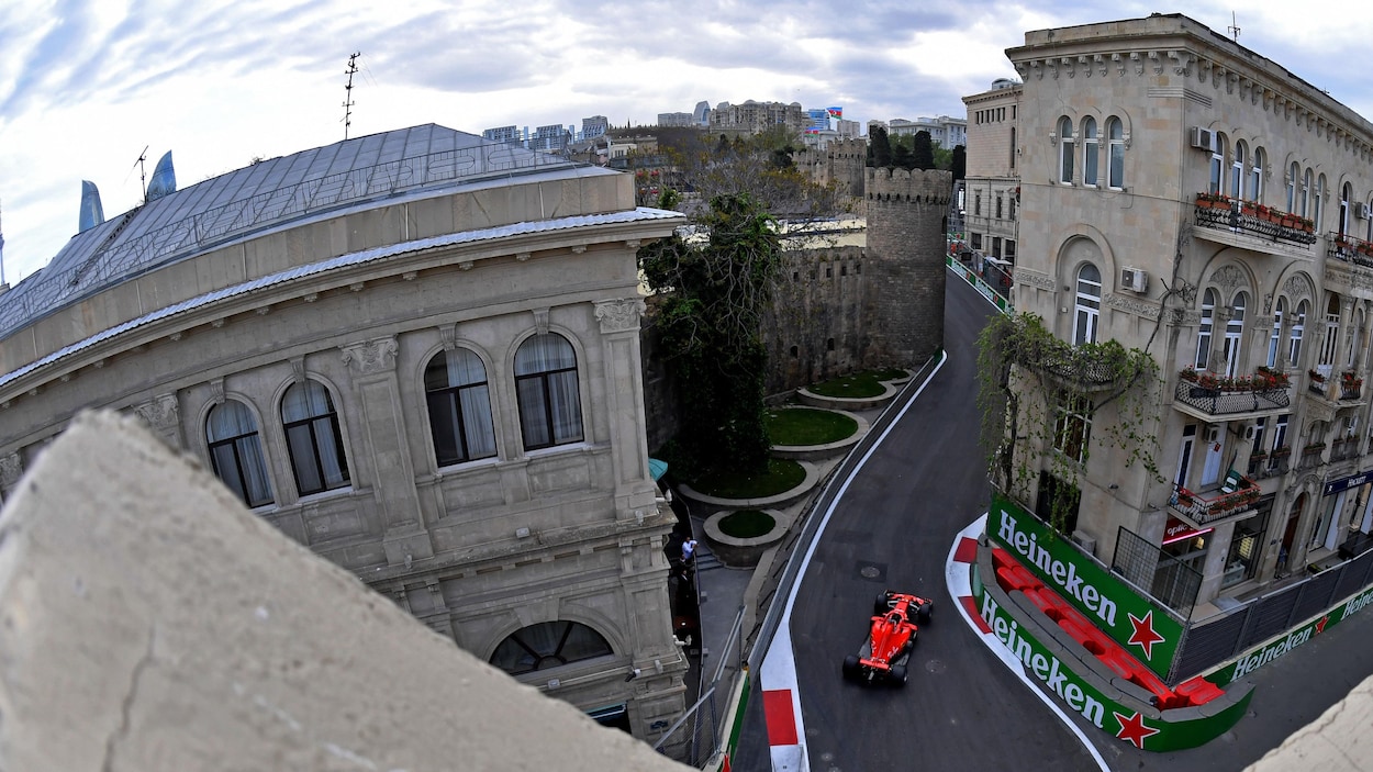 Sebastian Vettel passe entre les murs de la vieille ville de Bakou.