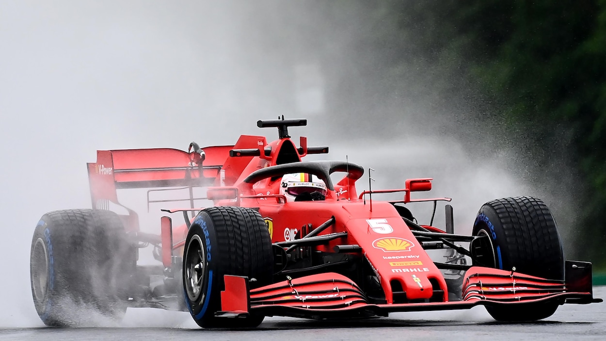 Sebastian Vettel roule sous la pluie en Hongrie.
