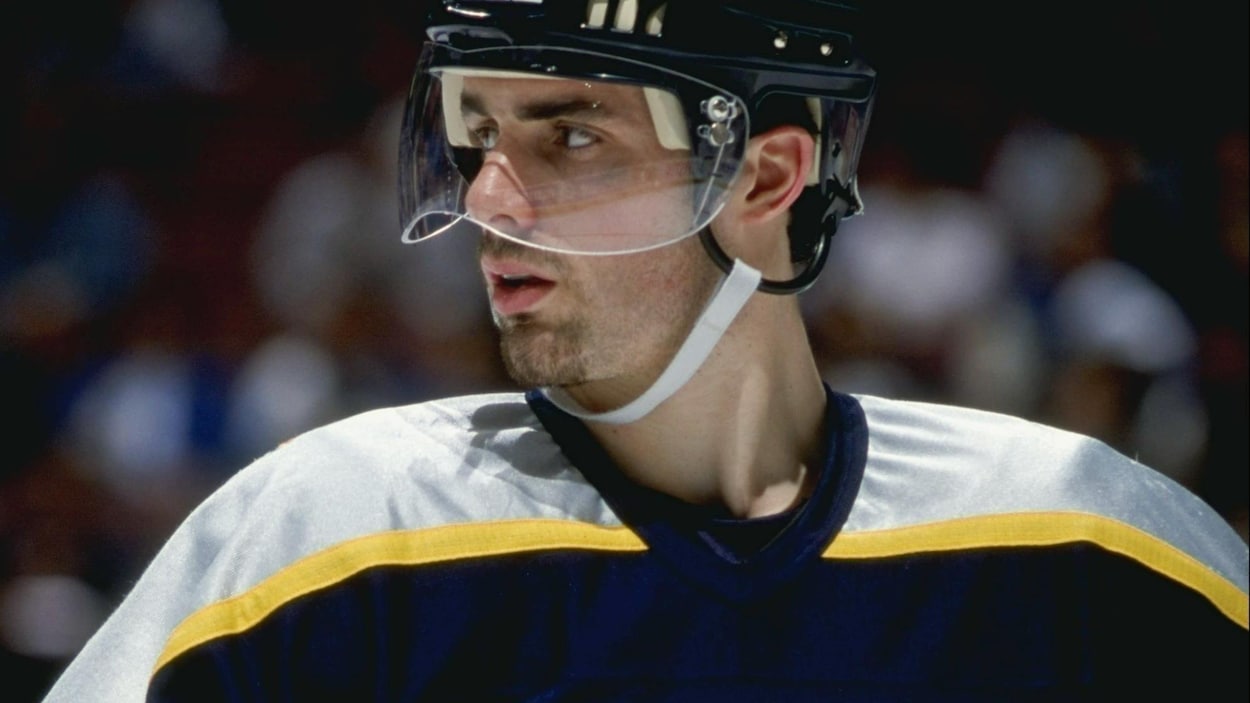 Il est sur la glace dans l'uniforme bleu des Predators de Nashville.