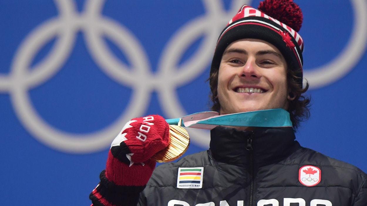 Sébastien Toutant montre sa médaille d'or.