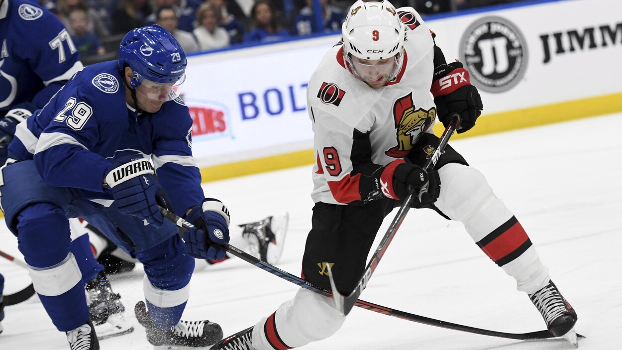 Le défenseur du Lighning Slater Koekkoek et l'attaquant Bobby Ryan des Sénateurs d'Ottawa Le défenseur du Lighning Slater Koekkoek et l'attaquant Bobby Ryan des Sénateurs d'Ottawa