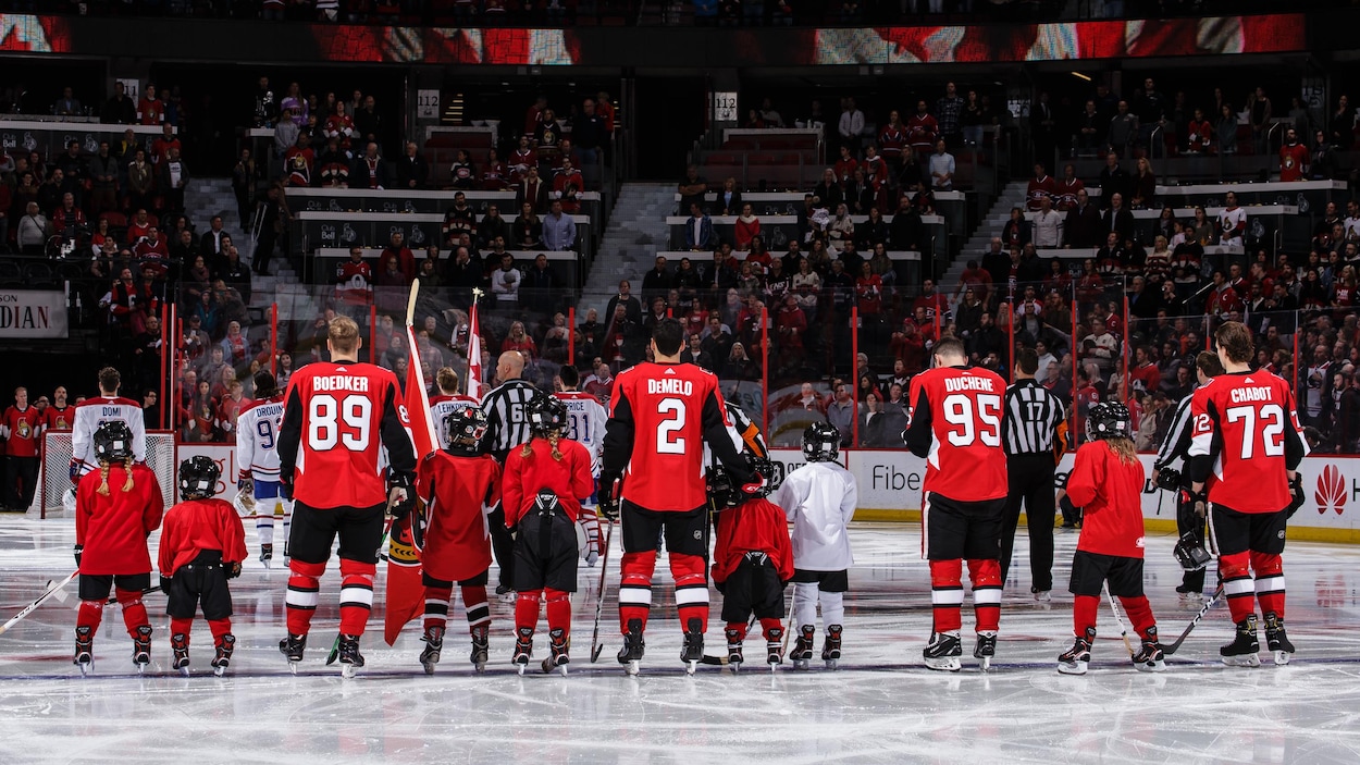 Des joueurs des Sénateurs le 20 octobre, avant un match contre le Canadien. Des joueurs des Sénateurs le 20 octobre, avant un match contre le Canadien.