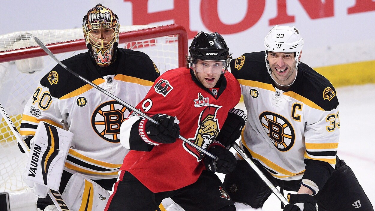 Bobby Ryan devant Tukka Rask Bobby Ryan devant Tukka Rask