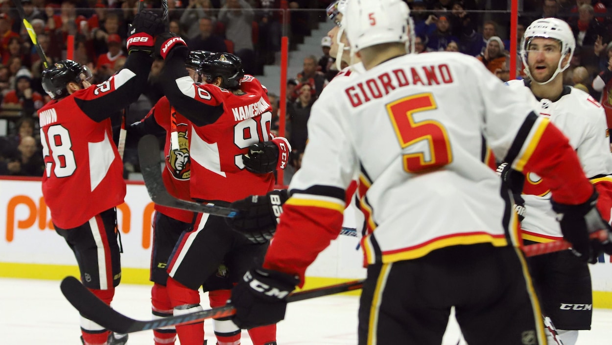 Des joueurs de hockey après un but.