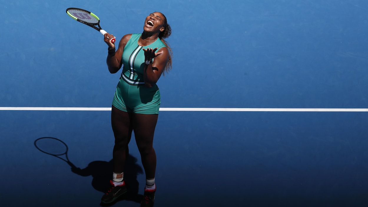 Serena Williams laisse aller sa frustration après avoir perdu un point contre Karolina Pliskova en quarts de finale à Melbourne.