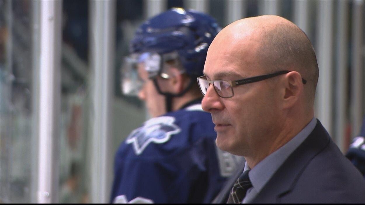 Serge Beausoleil derrière le banc des joueurs.
