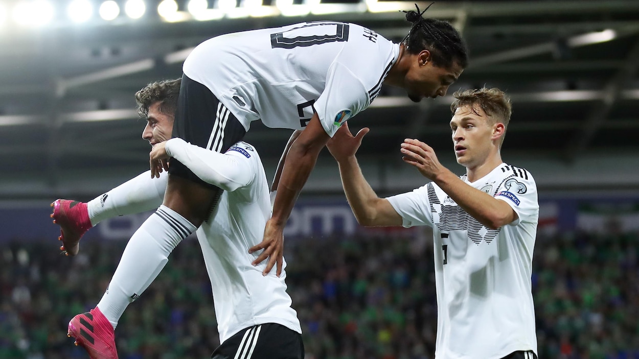Serge Gnabry est porté par ses coéquipiers Kai Havertz et Julian Brandt après le 2e but de l'Allemagne