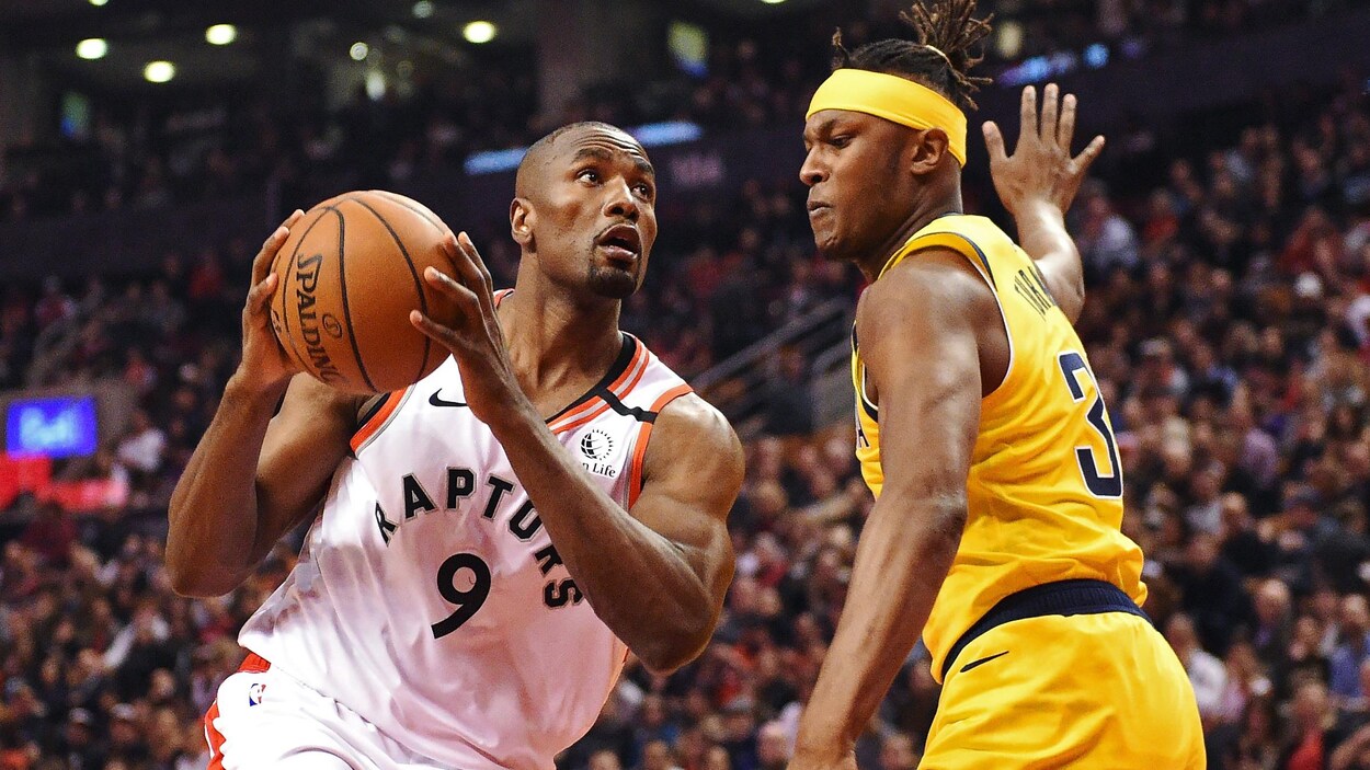 Ibaka tente de contourner Turner.