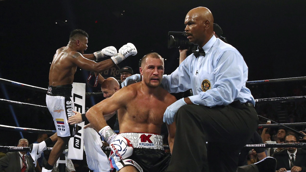 Sergey Kovalev est à genoux au tapis après s'être fait passé le K.-O. par le boxeur colombien Eleider Alvarez dans un combat de championnat du monde WBO à Atlantic City.