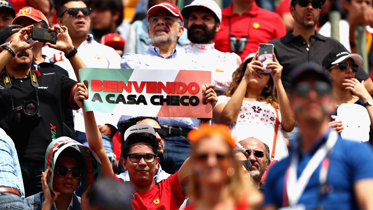 Un amateur de F1 dans les gradins tient une pancarte sur laquelle il est écrit, en espagnol, « Bienvenue dans la maison de Checo ».