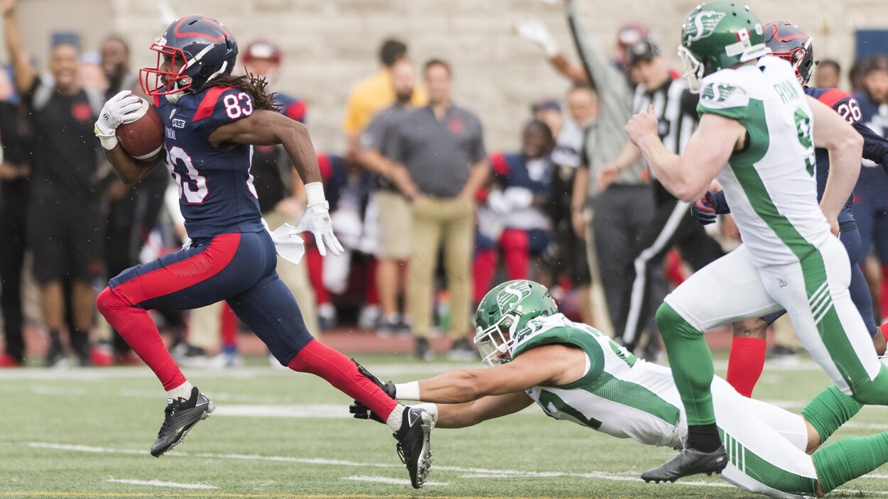 Shakeir Ryan réussit à trouver une brèche dans la défense des Roughriders.