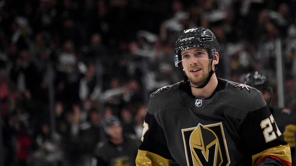 Shea Theodore patine en direction du banc des joueurs.