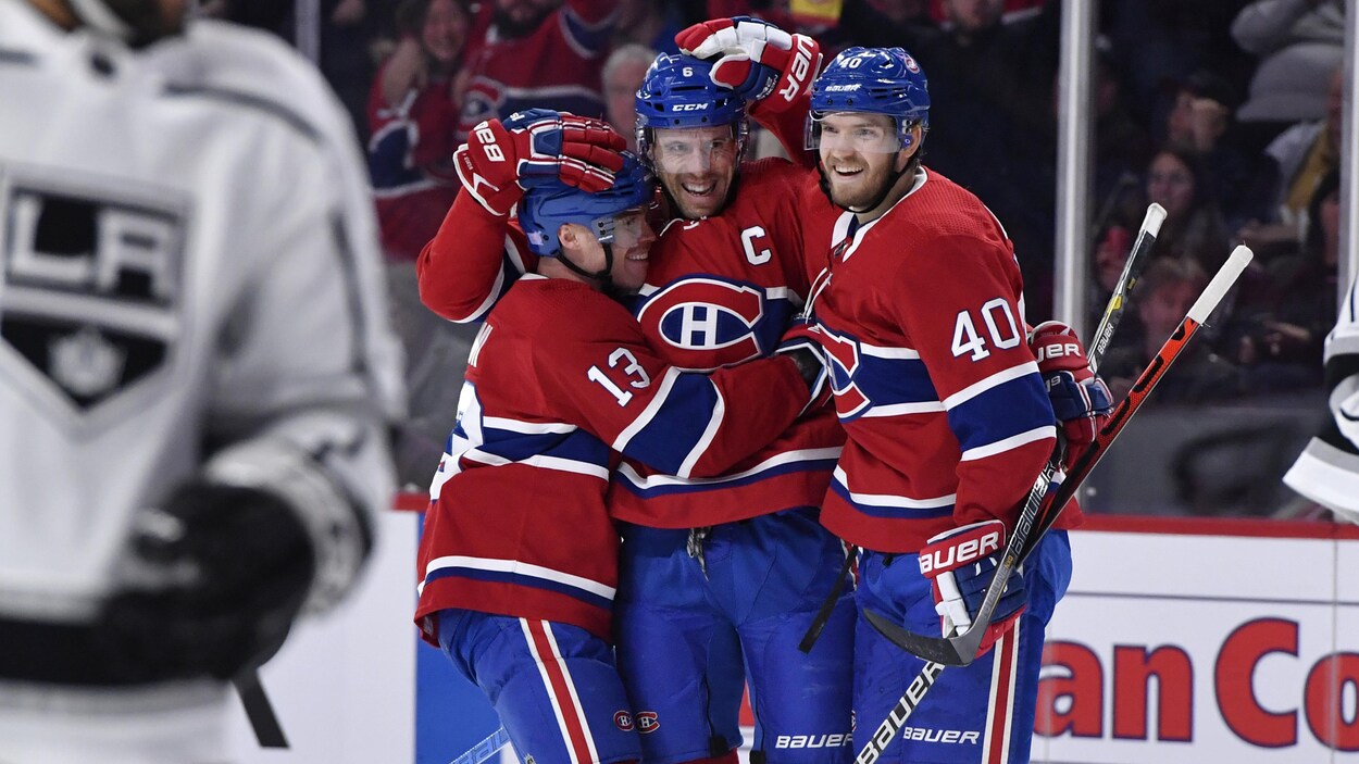 Le défenseur du Canadien est félicité par deux coéquipiers.