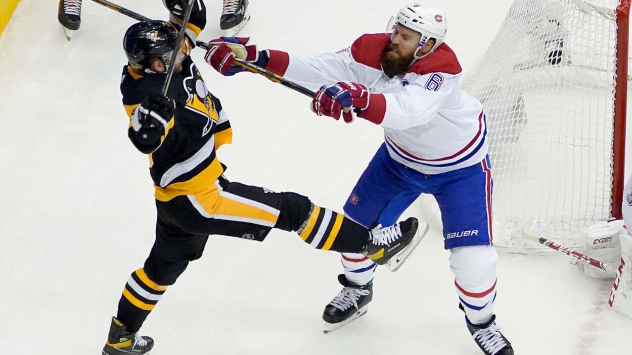 Ils se poussent près du filet du Canadien.