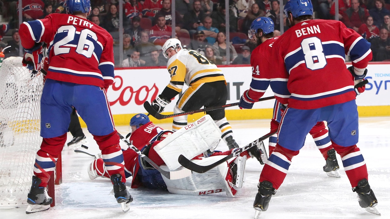 Sidney Crosby profite de la cohue devant le filet pour marquer contre le Canadien.