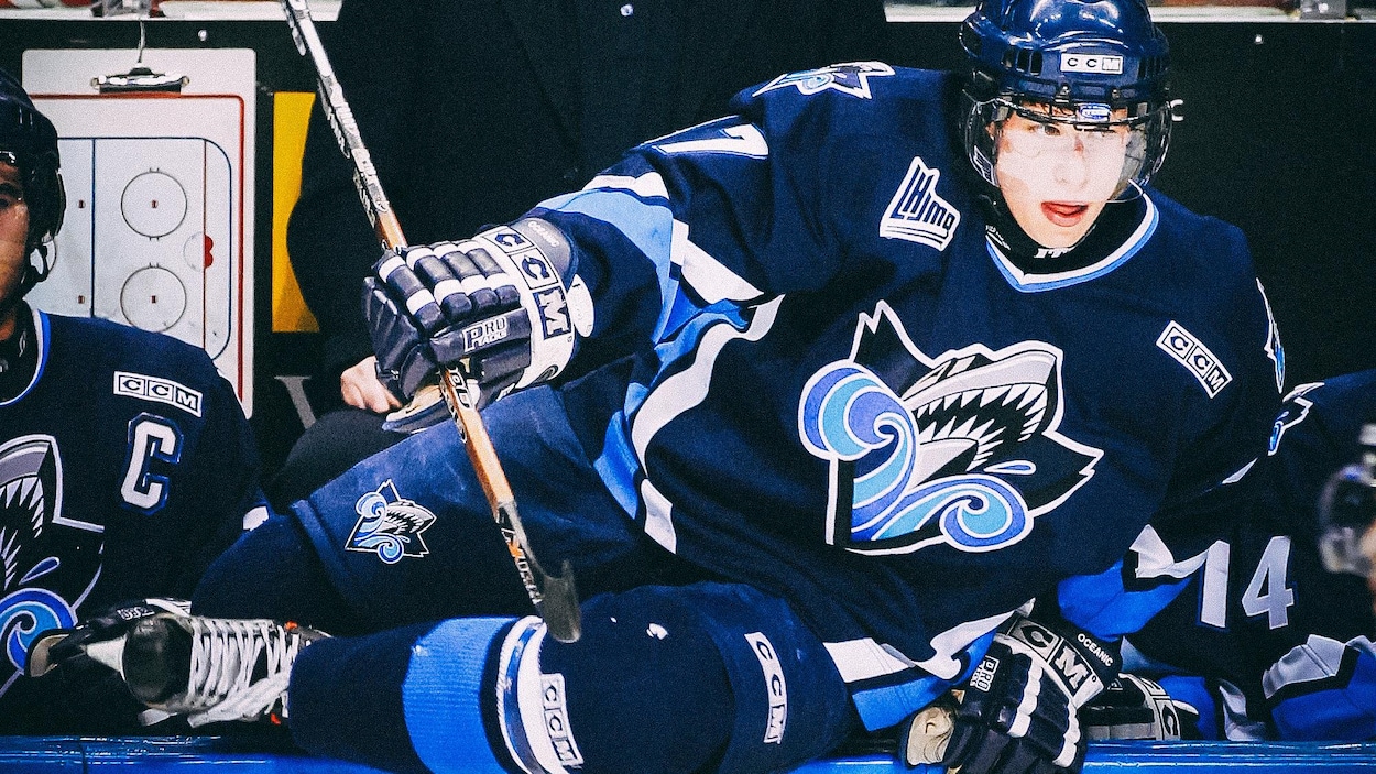 Sidney Crosby, de l'Océanic de Rimouski, saute sur la patinoire pendant un match contre les Remparts de Québec, en décembre 2003. Sidney Crosby, de l'Océanic de Rimouski, saute sur la patinoire pendant un match contre les Remparts de Québec, en décembre 2003.