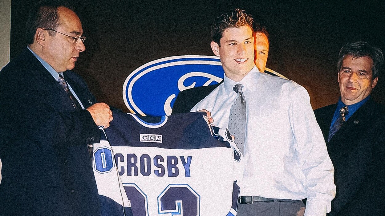 Sidney Crosby, lors de sa sélection au tout premier rang du repêchage de la LHJMQ par l'Océanic de Rimouski, en juin 2003 Sidney Crosby, lors de sa sélection au tout premier rang du repêchage de la LHJMQ par l'Océanic de Rimouski, en juin 2003