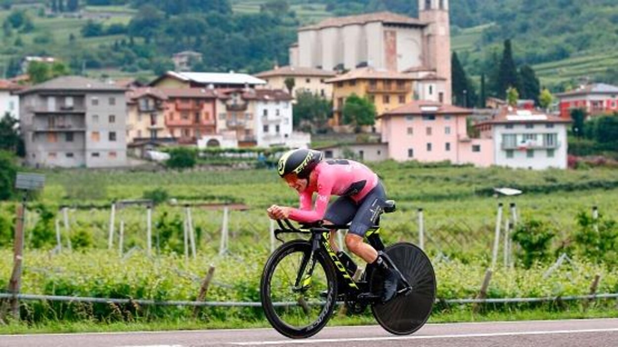Simon Yates lors du contre-la-montre de la 16e étape du Tour d'Italie. Simon Yates lors du contre-la-montre de la 16e étape du Tour d'Italie.