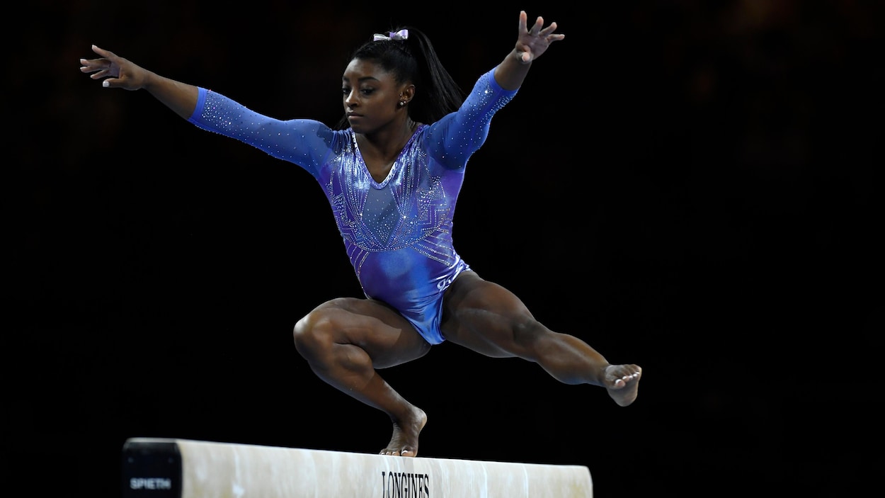 Elle est en équilibre sur la poutre lors des Championnats du monde de 2019.