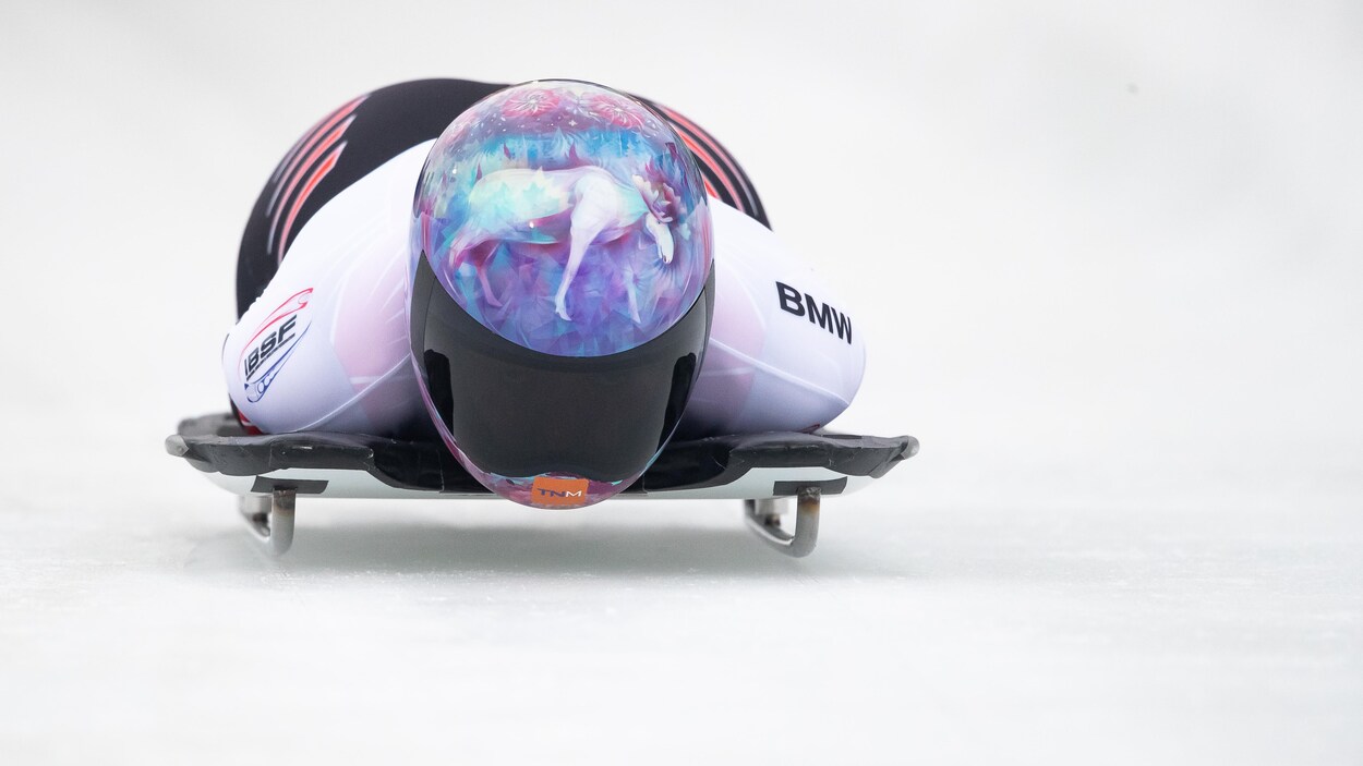 Elle glisse tête première sur sa planche.