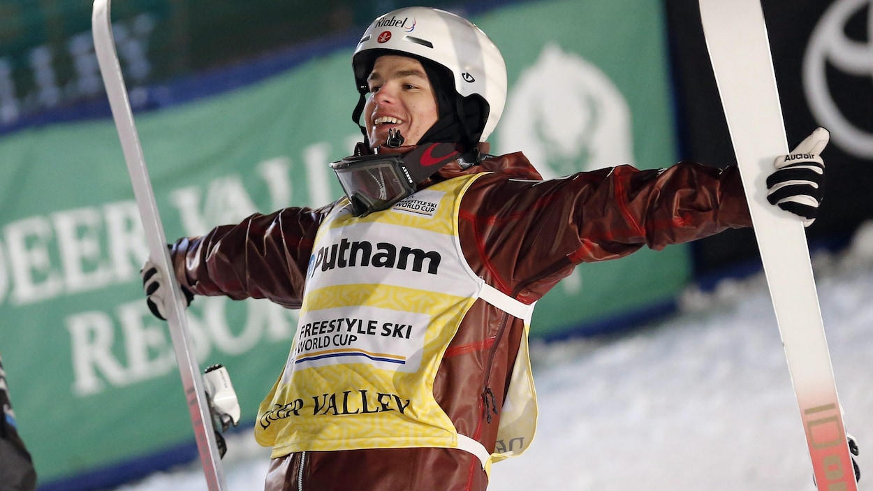 Le bosseur Mikaël Kingsbury, skis en mains, célèbre une autre victoire en Coupe du monde de ski acrobatique. Le bosseur Mikaël Kingsbury, skis en mains, célèbre une autre victoire en Coupe du monde de ski acrobatique.