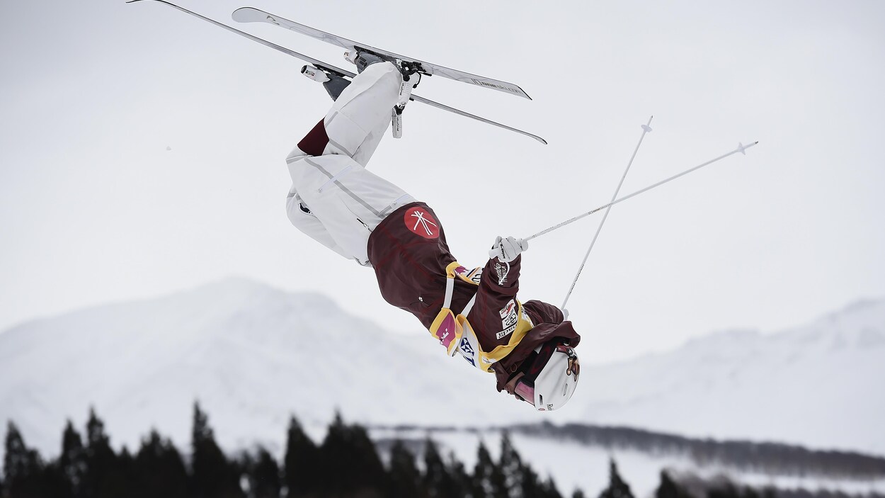 Le Canadien Mikaël Kingsbury réalise un saut à la Coupe du monde de ski acrobatique de Tazawako, au Japon.