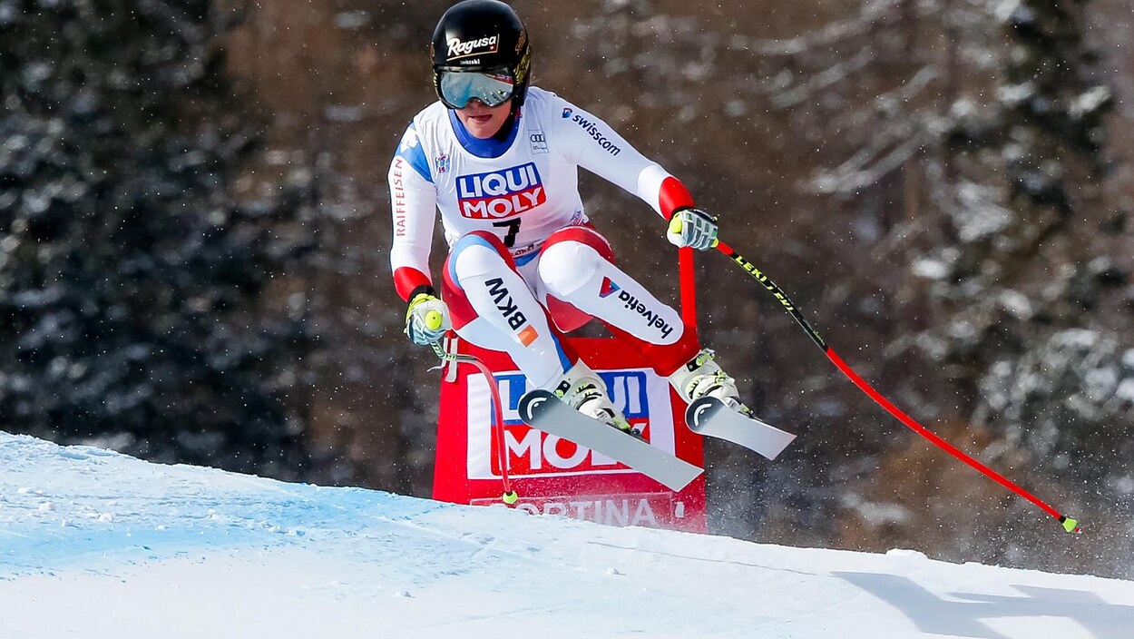La Suisse Lara Gut dévale la piste de Cortina d'Ampezzo, en Italie, lors du super-G de la Coupe du monde de la FIS. La Suisse Lara Gut dévale la piste de Cortina d'Ampezzo, en Italie, lors du super-G de la Coupe du monde de la FIS.