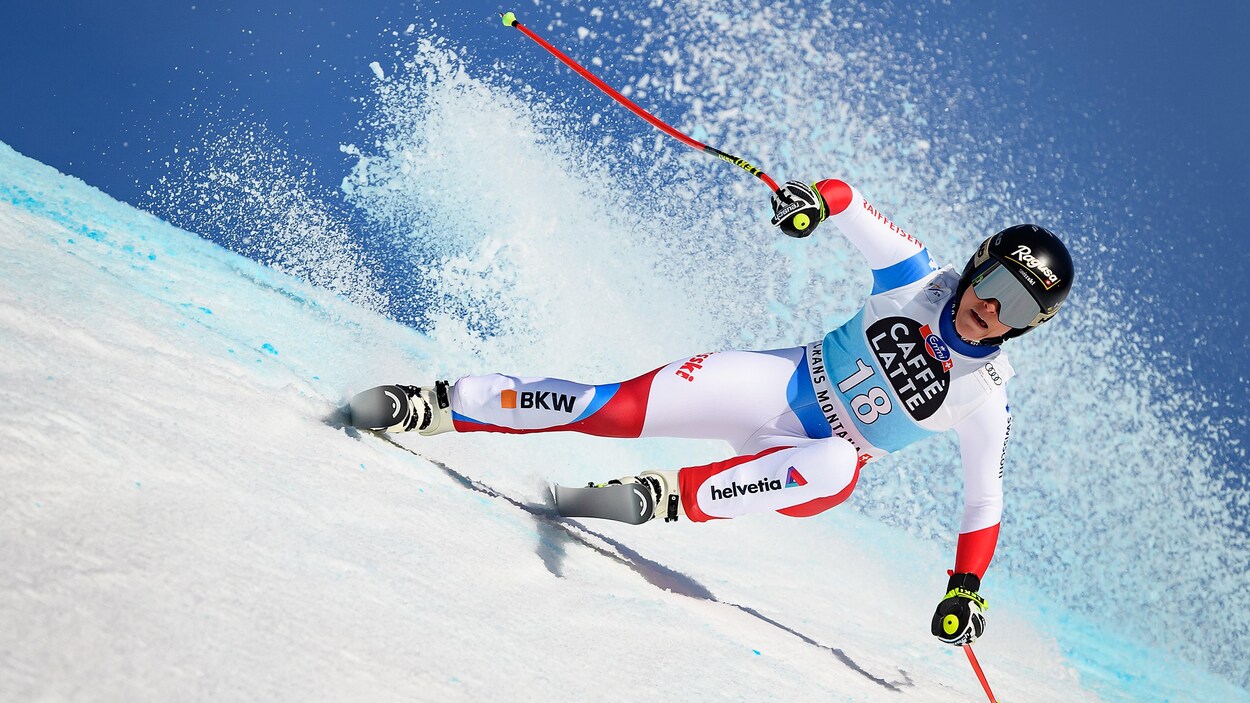 Elle dévale la piste.