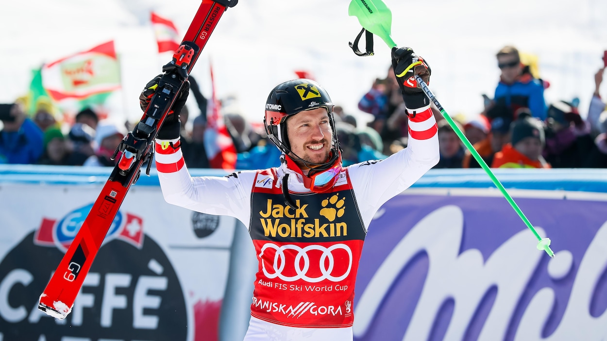 L'Autrichien Marcel Hirscher célèbre sa victoire au slalom de la Coupe du monde de ski alpin de Kranjska Gora, en Slovénie.