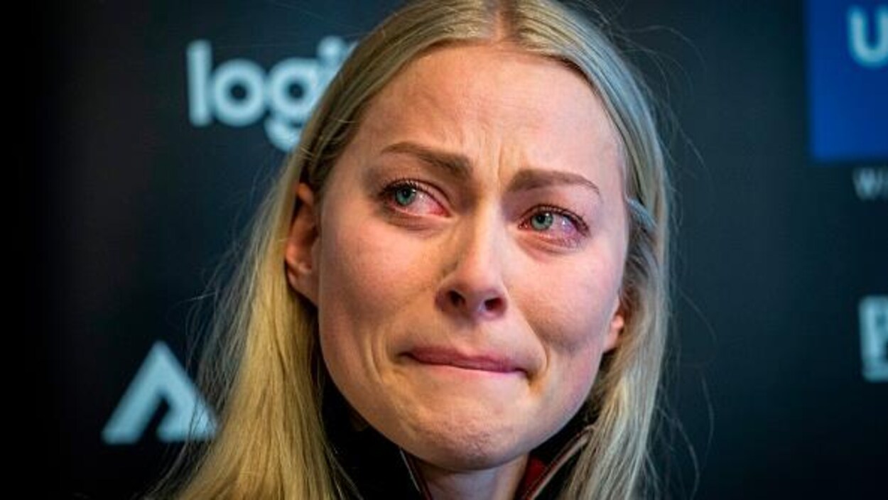 Elle a les larmes aux yeux durant son point de presse.