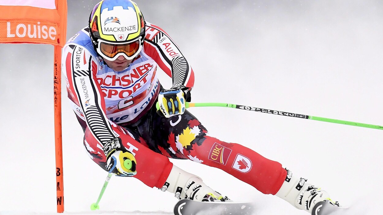 Le skieur contourne une porte