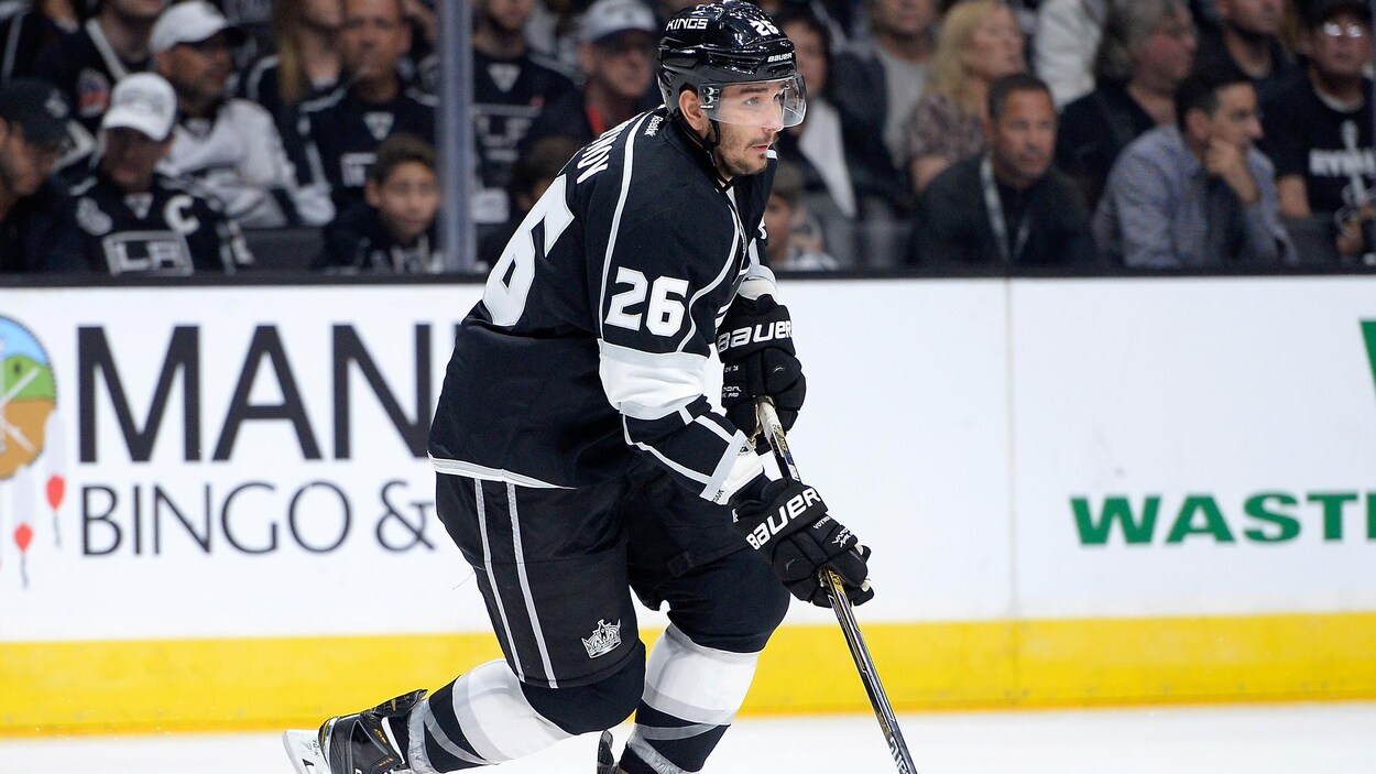 Slava Voynov dans l'uniforme des Kings en octobre 2014