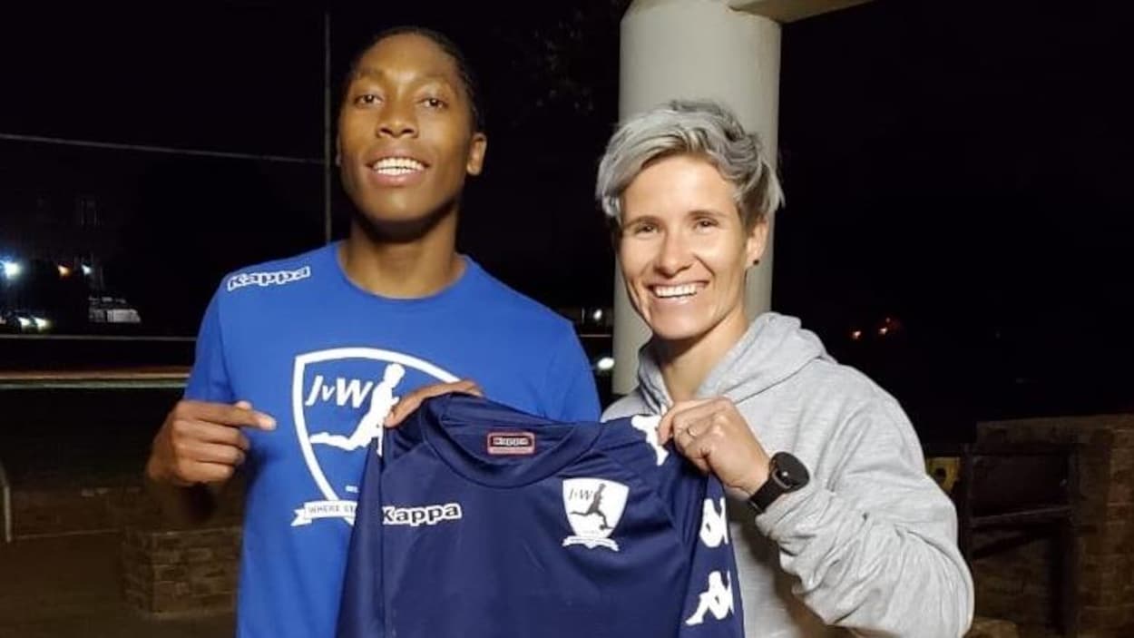 Elle présente son maillot à la caméra en compagnie de la propriétaire de son nouveau club, Janine van Wyk.