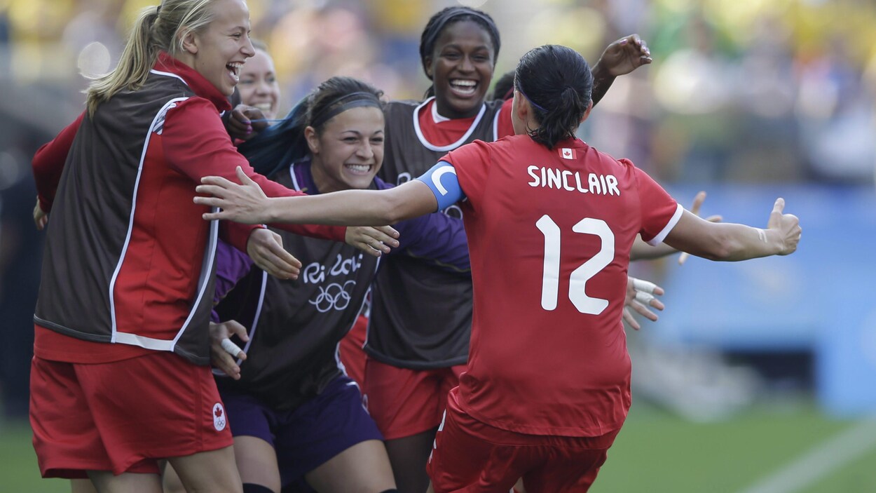 Christine Sinclair célèbre un but avec ses coéquipières.