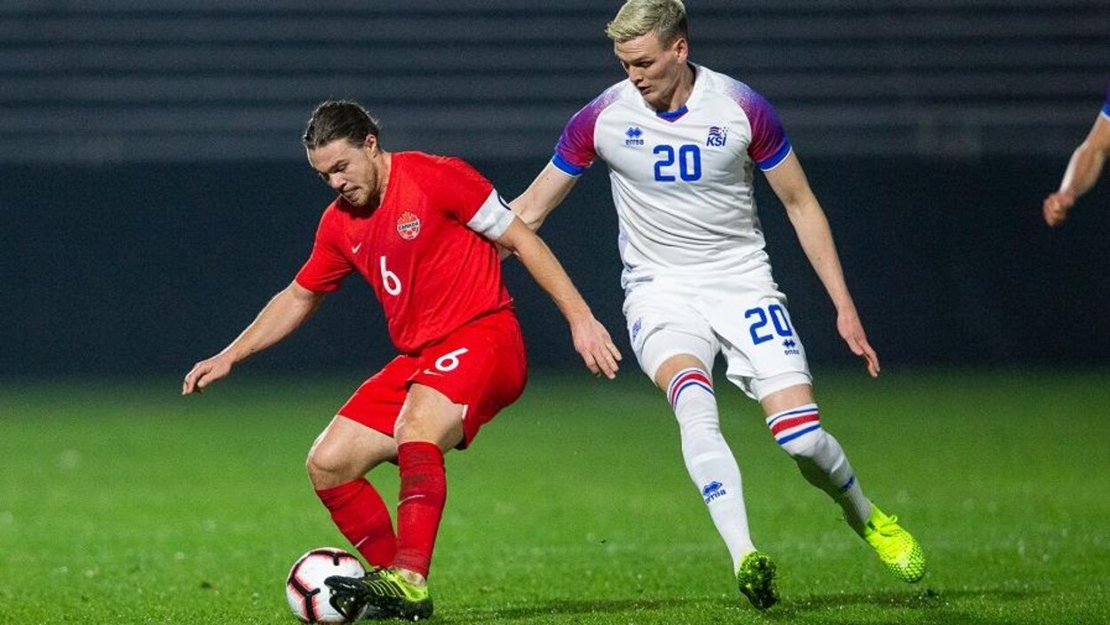 Le Canadien dribble le ballon face à un adversaire islandais.